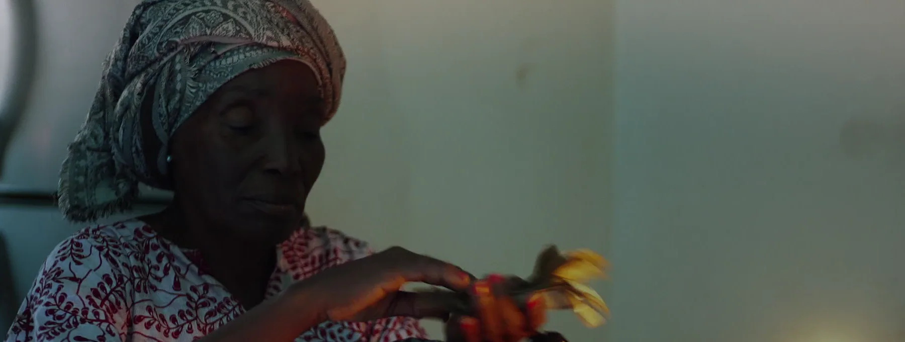 Le soir, Maman Kungu compte sa recette au-dessus de sa caisse