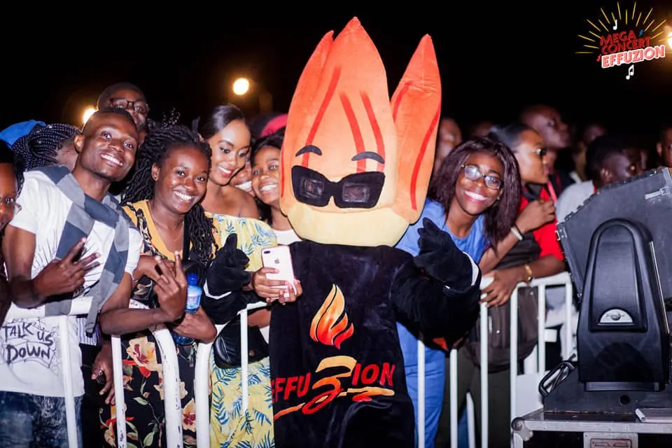 Effuzion — la mascotte dans la foule.