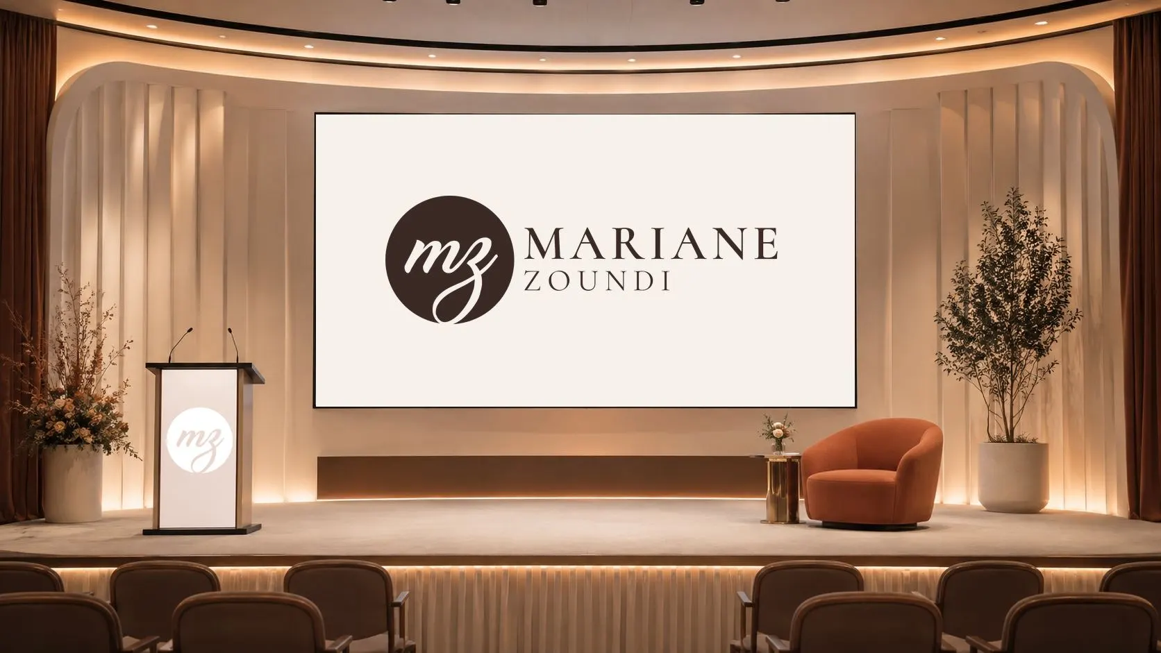 Projection : une scène de conférence aux tons crème, le logo Mariane Zoundi à l’écran, un fauteuil terracotta.