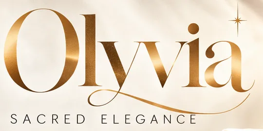 Détail de composition éditoriale : le nom Olyvia en lettres dorées, « Sacred Elegance ». Visuel conceptuel.