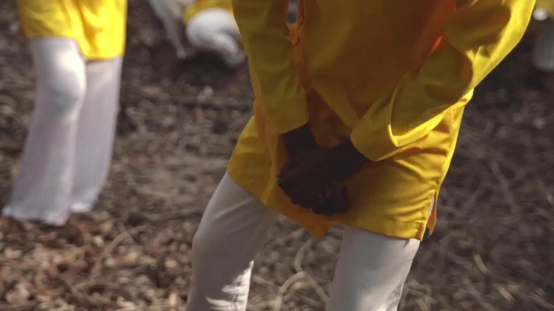 Une tunique jaune, en mouvement, au ras du sol. Image extraite du clip officiel.