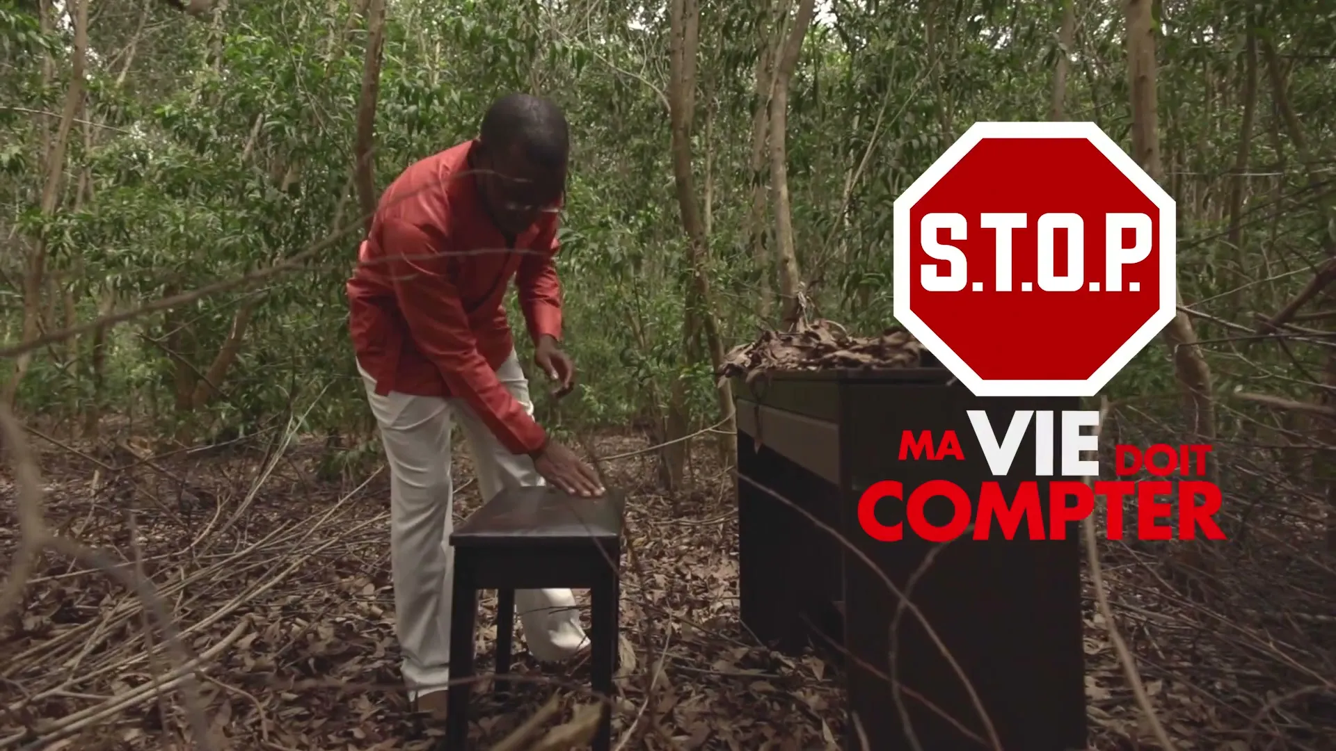 Le pianiste dans la forêt, carton-titre « S.T.O.P. Ma vie doit compter ». Image extraite du clip officiel.